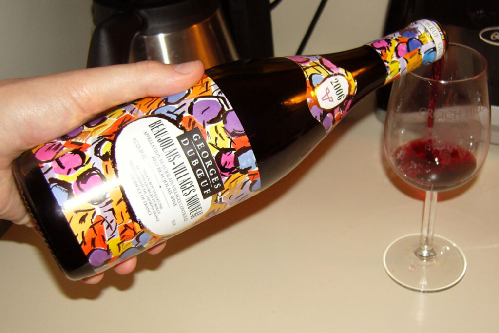 Beaujolais nouveau (foto de Bradley P Johnson, Wikimedia, CC2)